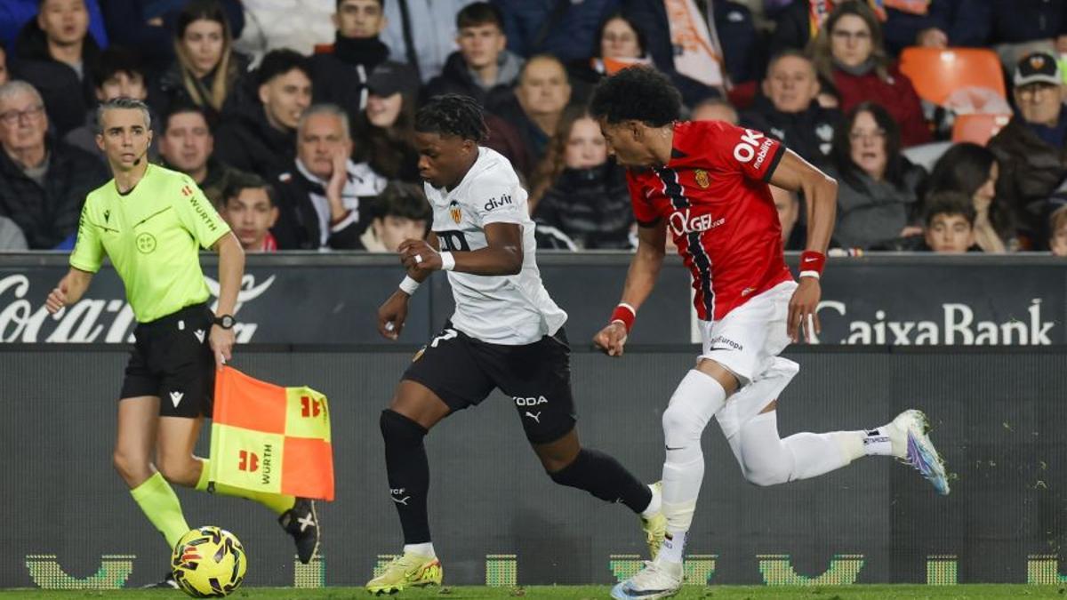 Mojica persigue a un rival en el Valencia-Mallorca.