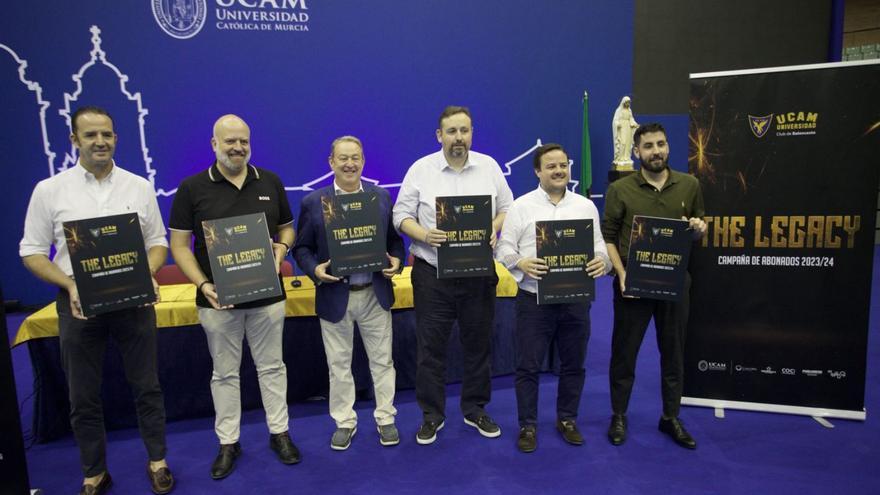 Los dirigentes del club, en la presentación de la campaña de abonados. | JUAN CARLOS CAVAL