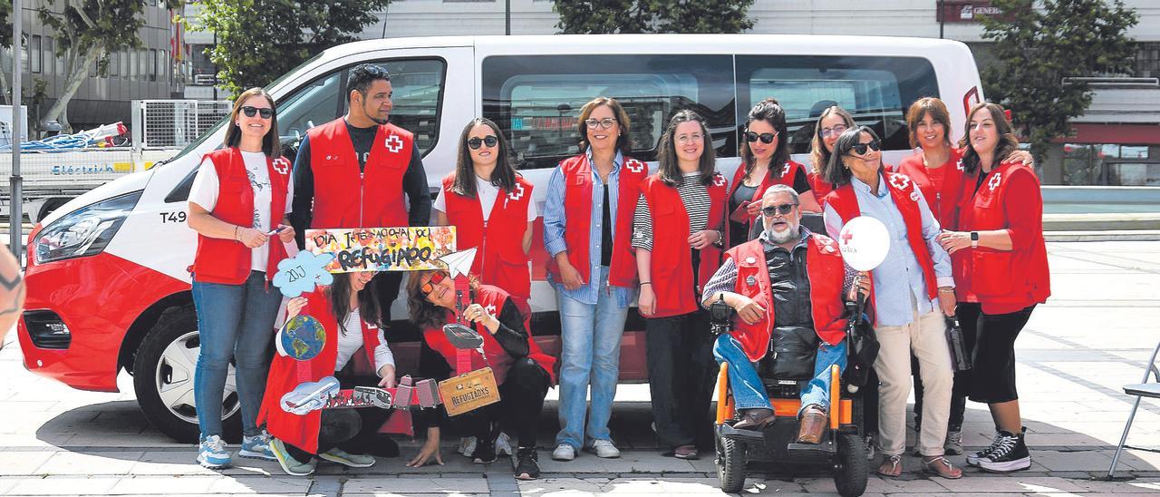 Voluntarios y trabajadores de Cruz Roja en el Día del Refugiado.