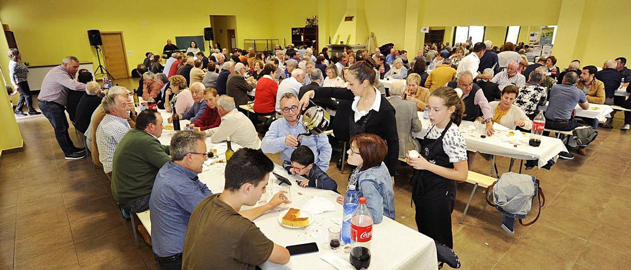 Una comida vecinal en el centro social de la parroquia lalinense. |   // BERNABÉ/JAVIER LALÍN