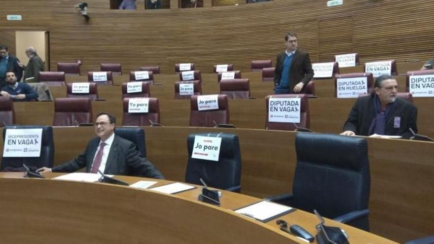 Los escaños de las diputadas, vacíos y con carteles reivindicativos.