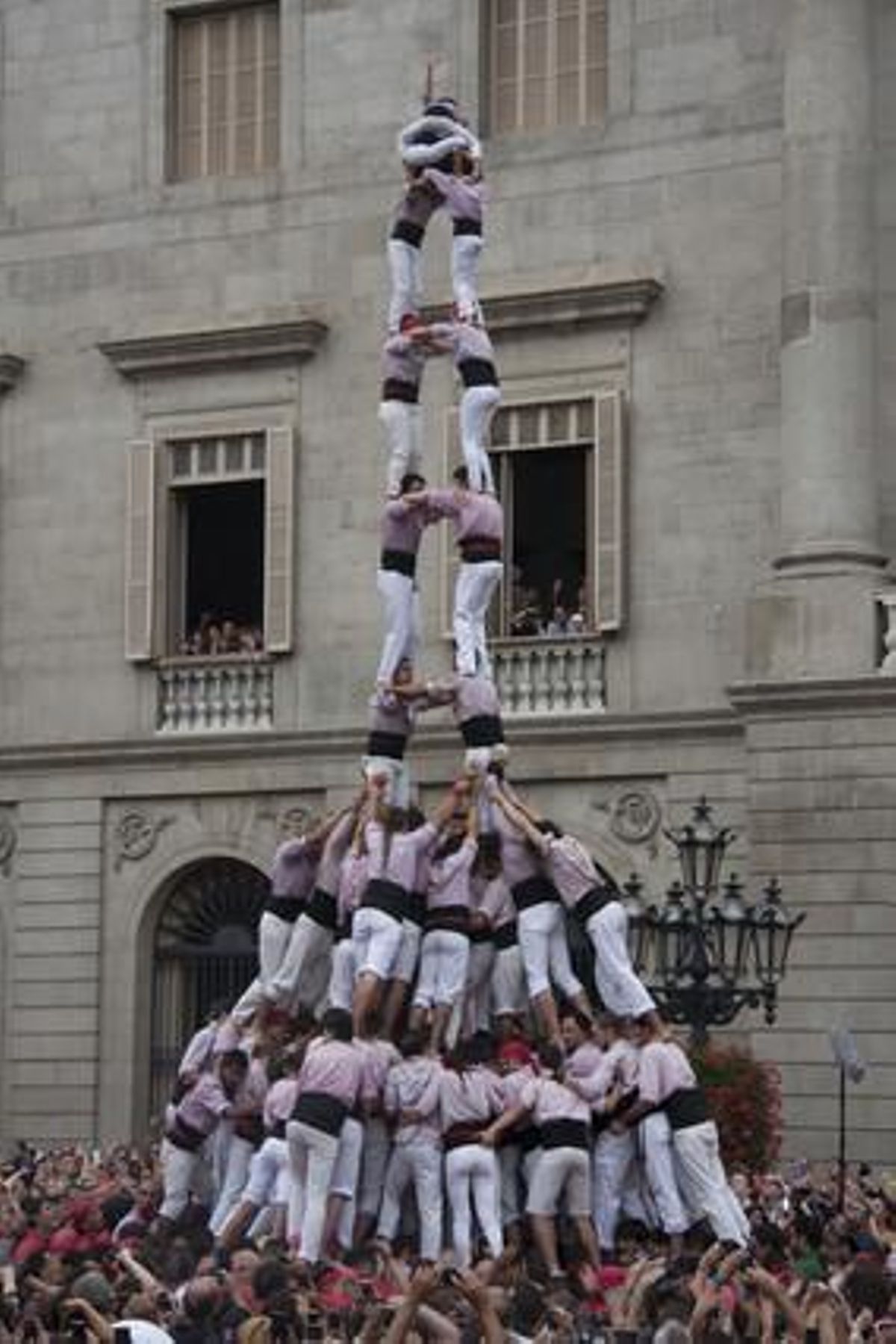 Els Minyons aixequen un 2d9fm a la plaça de Sant Jaume de Barcelona