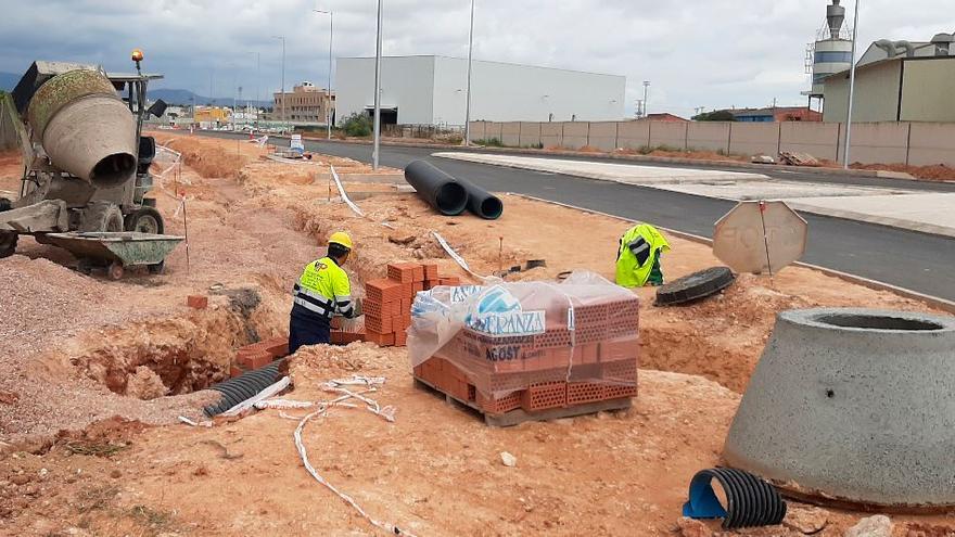 Buena parte de los trabajos de la ronda suroeste de Vila-real se centran ahora en completar los servicios ligados al propio vial.