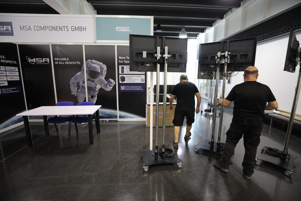 Retoques en el Centro de Congresos para el evento que se inicia el lunes.