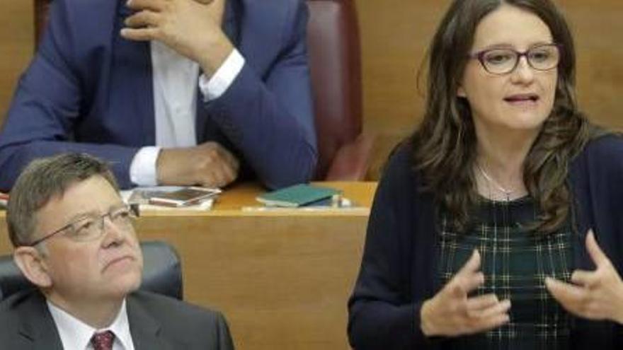 Oltra habla ayer en las Corts junto a Puig y Mata.