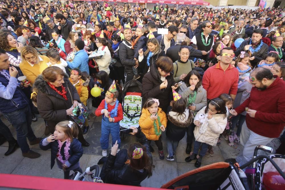 Más de 3.000 personas entre niños y mayores adelantan la entrada al 2019 en la plaza del Ayuntamiento