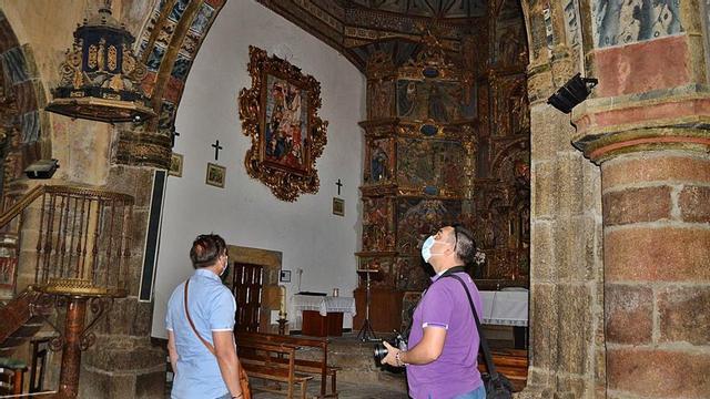 Dos turistas, en la iglesia de Otero de Sanabria. | A. S.