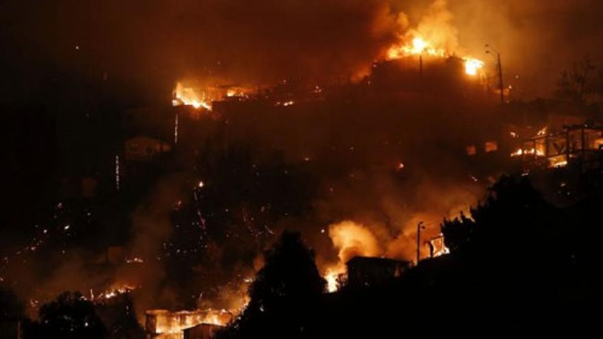 Impresionante incendio en un área forestal de Valparaíso