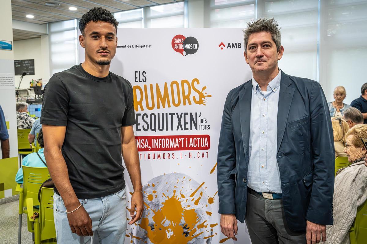 Omar El Hilali, jugador del RCD Espanyol, y David Quirós, alcalde de L'Hospitalet, en la presentación de la 'Red Antirumores L'H'.