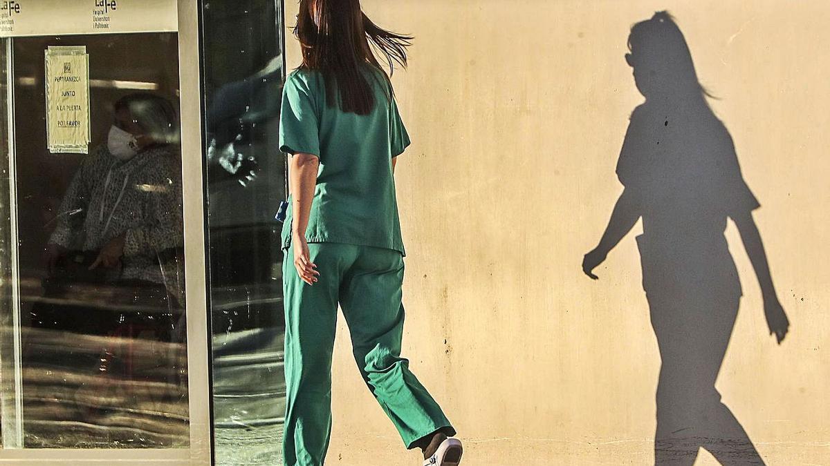 Una profesional sanitaria camina a las puertas de un hospital de la Comunitat Valenciana. | F. CALABUIG
