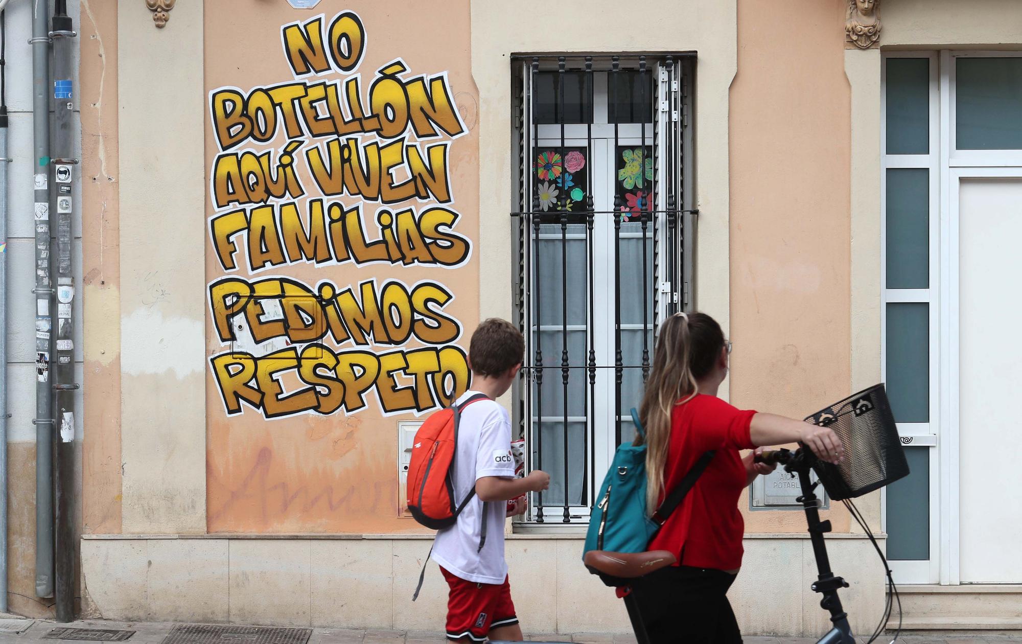 Benimaclet amanece con pintadas en contra de los botellones