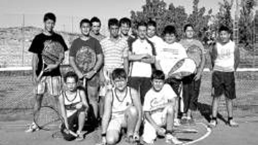 La escuela de tenis de Oliva de Mérida