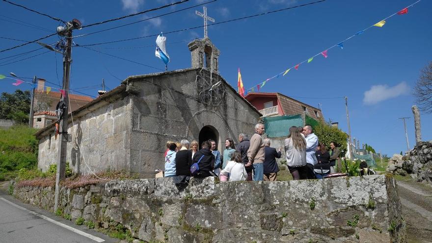Vecinos en las inmediaciones de la capilla de Beirán, el pasado año.