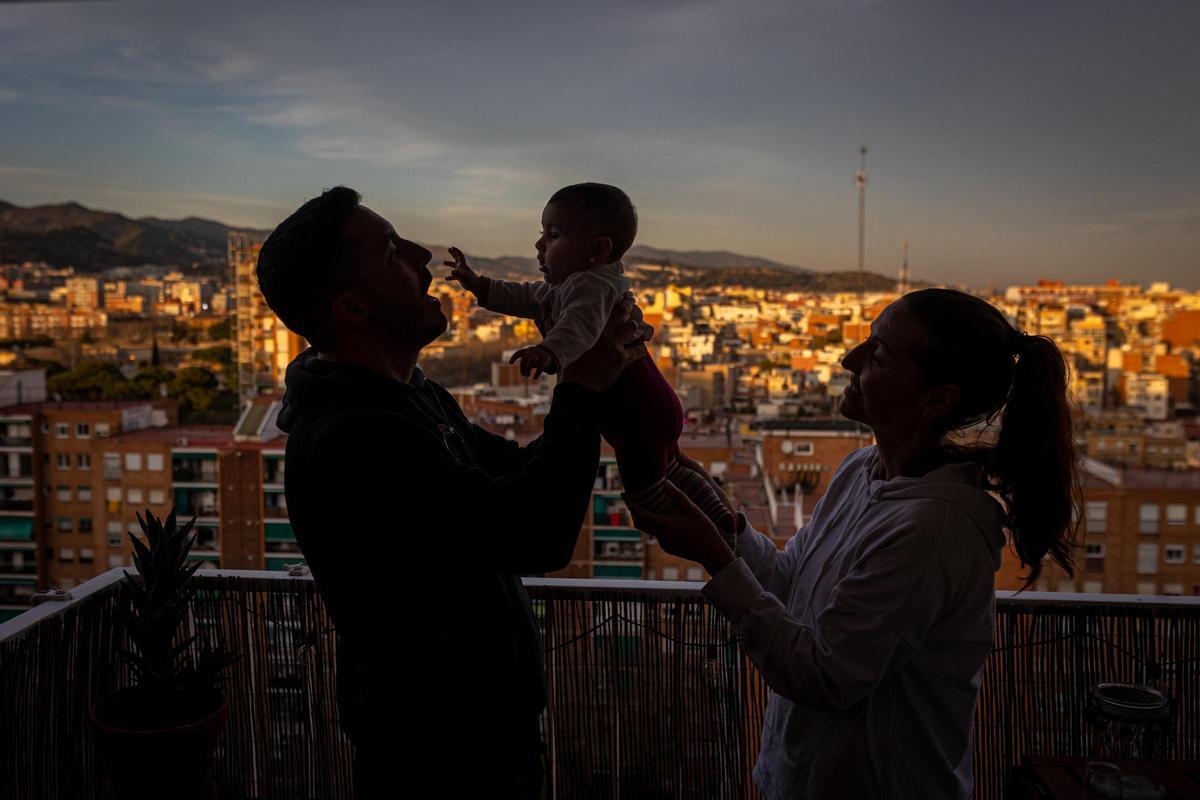 El 74% de madres y padres cogen la baja a la vez. En la foto, Ruben y su mujer con su hija Nia en el balcon de su casa.