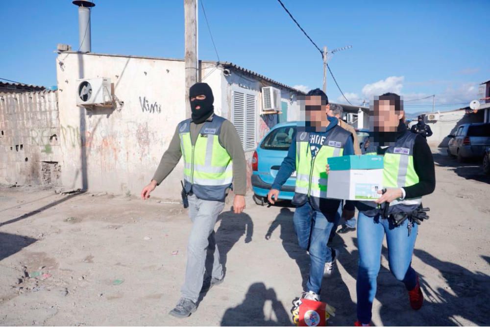 Beamte der Nationalpolizei haben am Mittwochmorgen (7.3.) mit Hausdurchsuchungen in mehreren Orten begonnen. Im Rahmen der Operation "Nitrato" werden Wohnungen in den Vierteln Son Ferriol und el Rafal in Palma de Mallorca sowie Llucmajor inspiziert.