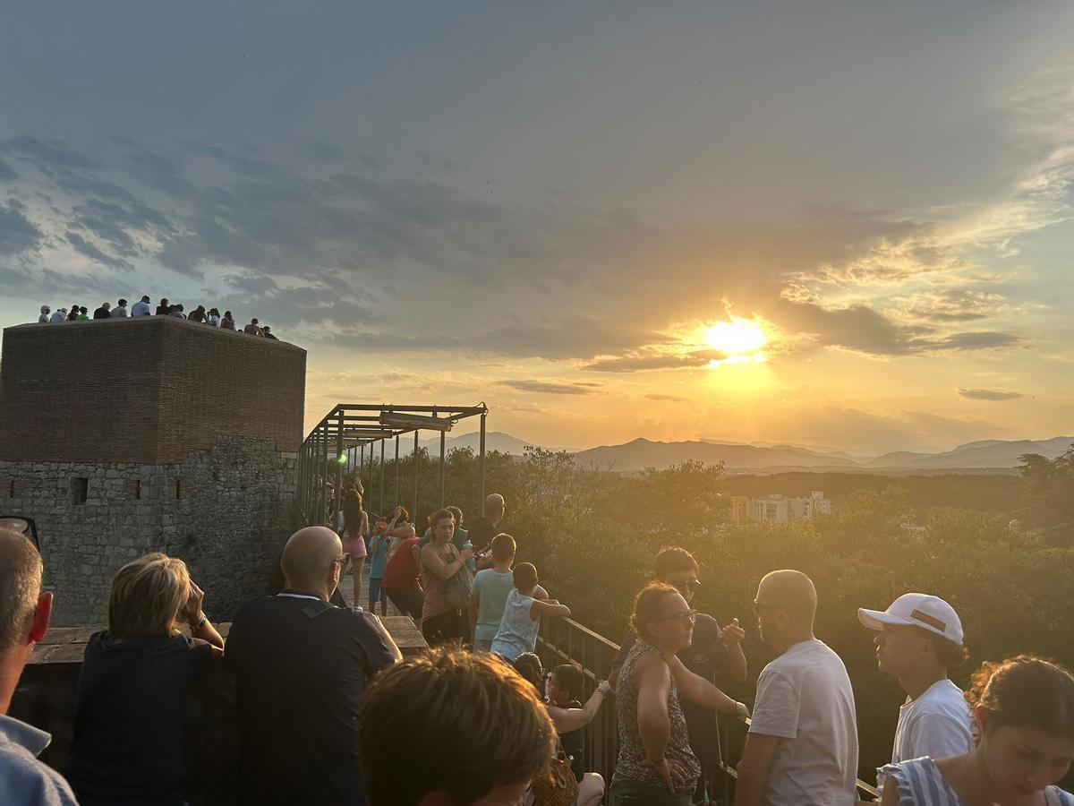 Girona veu apagar-se el Sol des de la muralla