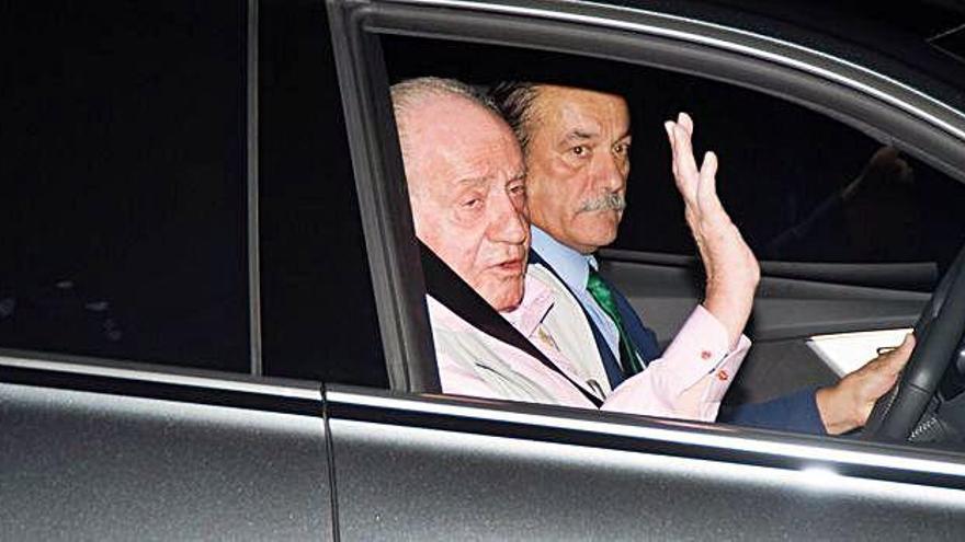 Don Juan Carlos, el viernes por la noche, a su llegada al centro hospitalario madrileño.