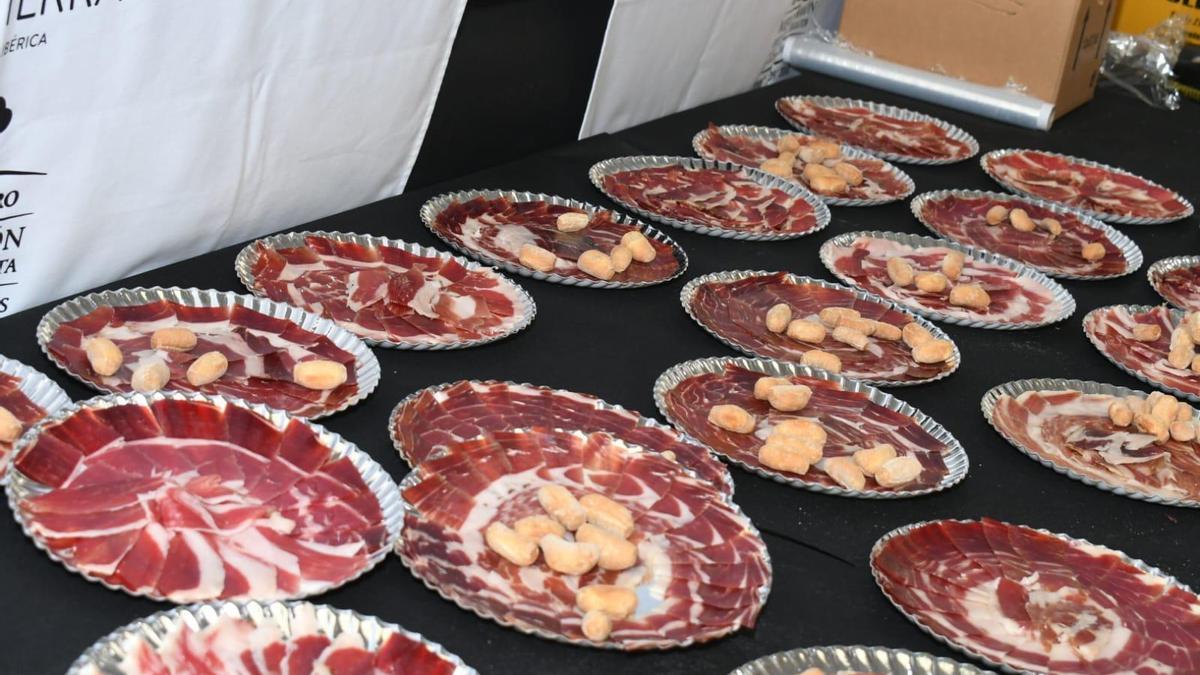 Algunos de los platos de jamón ibérico en la Feria de Villanueva de Córdoba, este sábado.