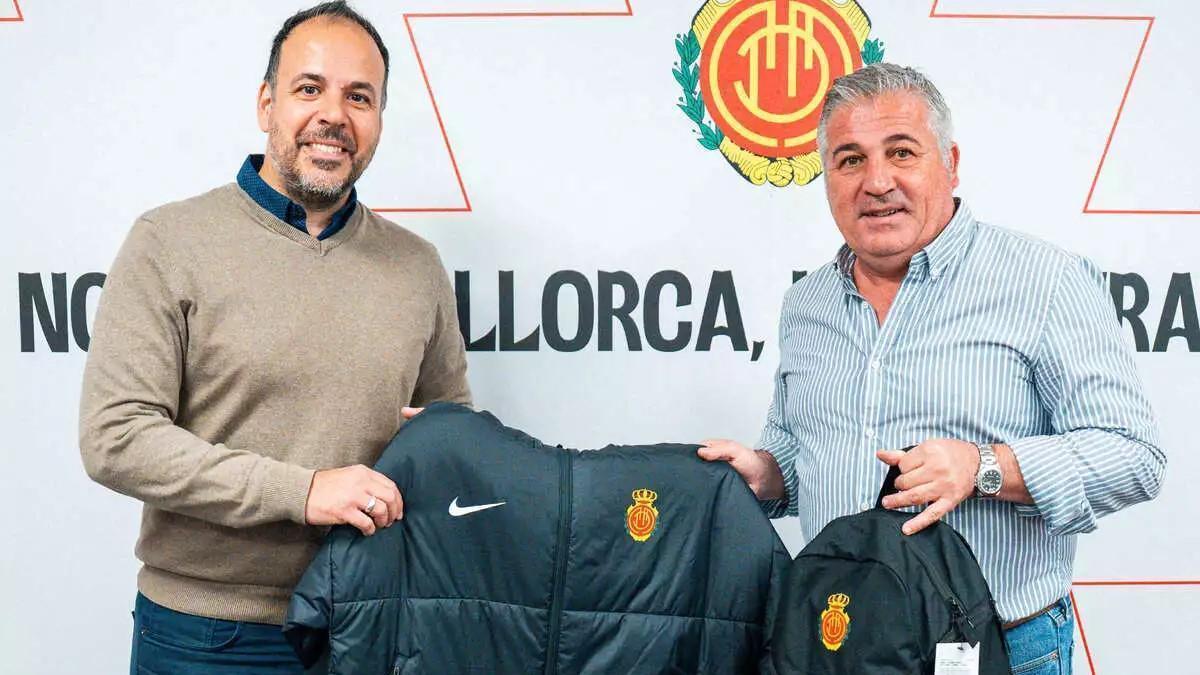 Román Albarrán, del Área Social del Mallorca, y Paco Soler, presidente de la Asociación de Veteranos del RCD Mallorca