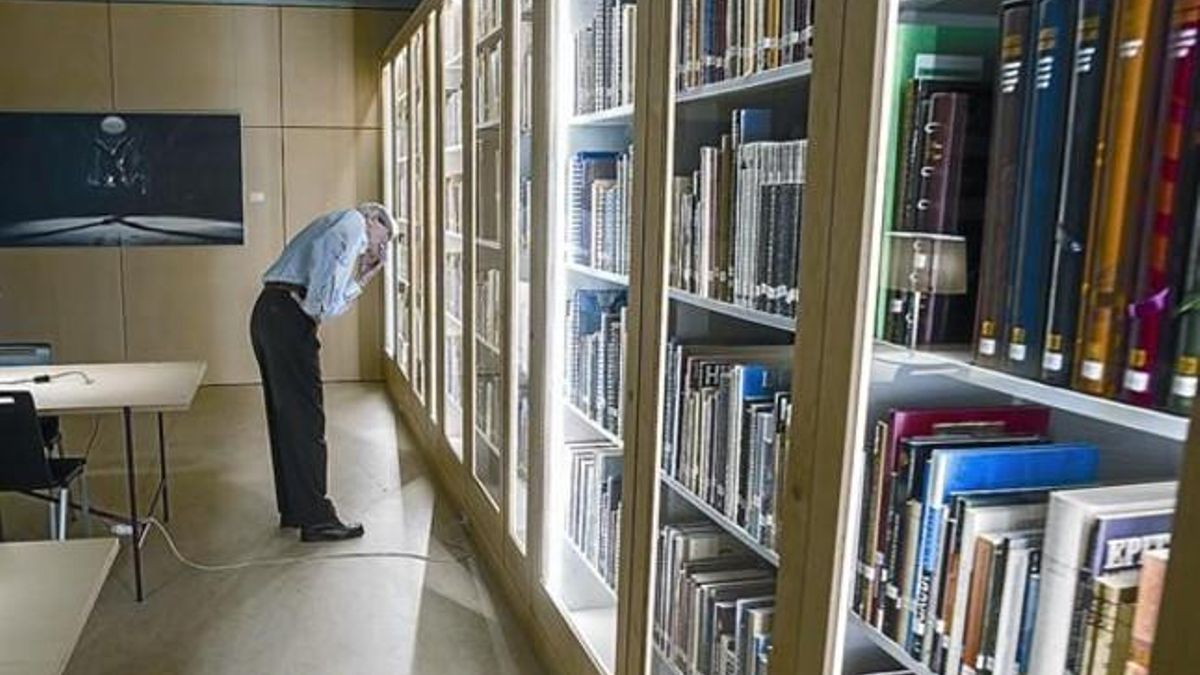 La nueva biblioteca de Cementiris de Barcelona, donde se pueden consultar más de 3.500 libros, ayer.