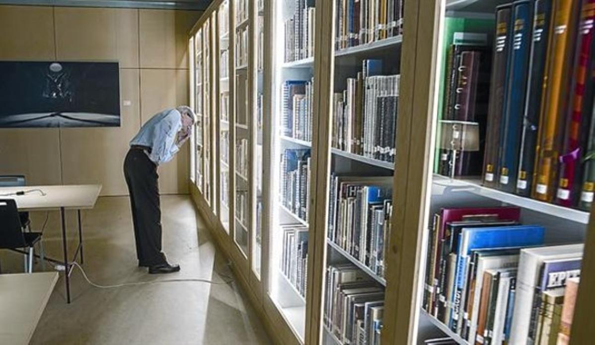 La nova biblioteca de Cementiris de Barcelona, on es poden consultar més de 3.500 llibres, ahir.