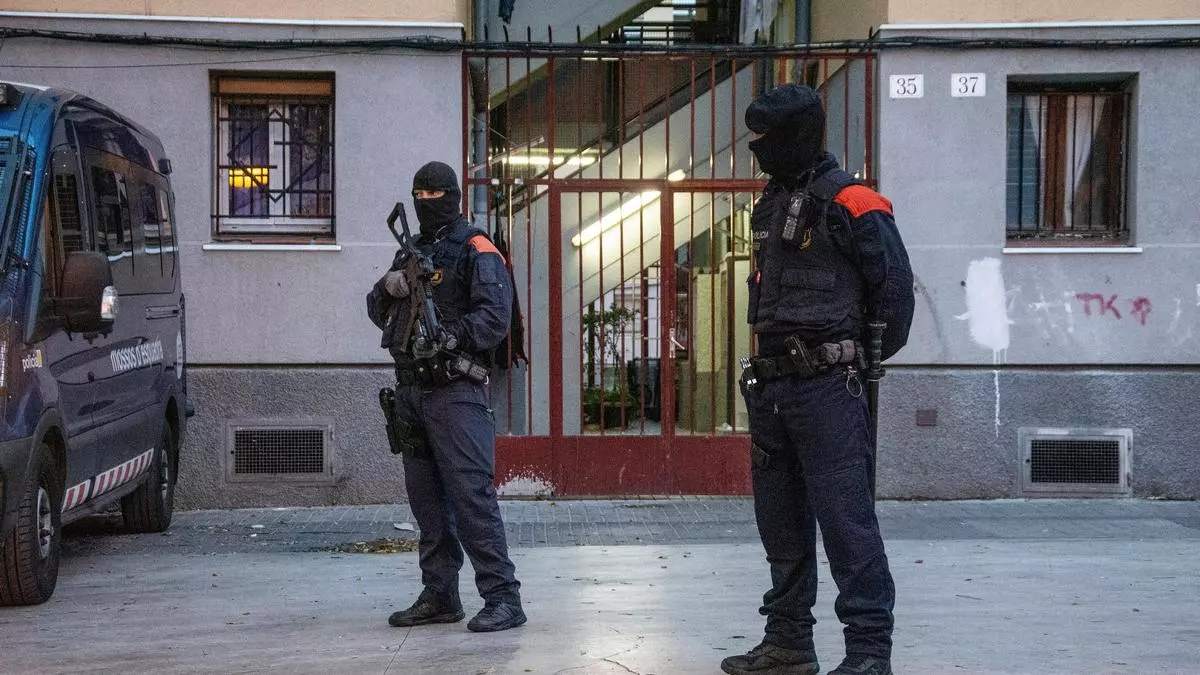 Noche de tensión en el barrio de Sant Roc de Badalona: al menos tres tiros al aire y un herido por arma blanca