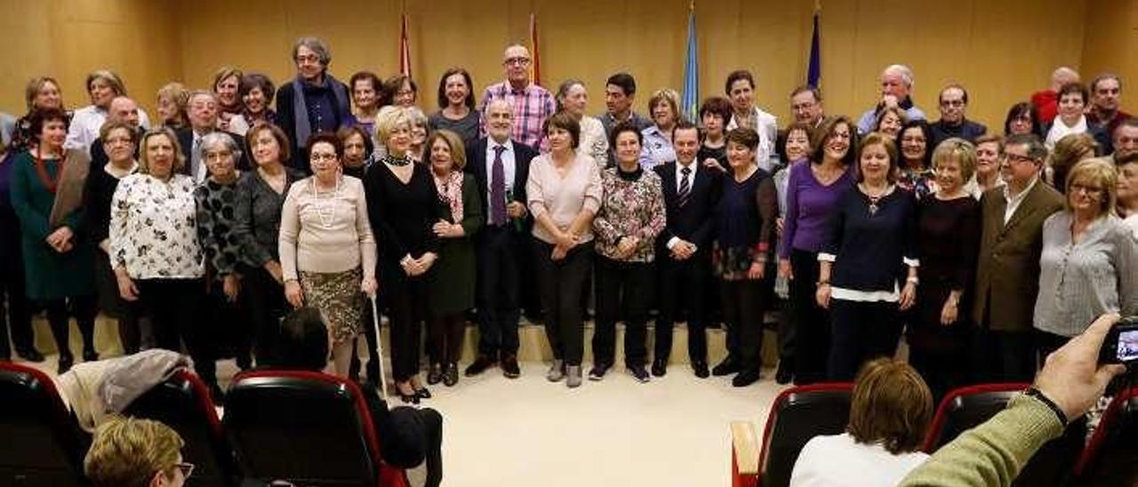 El grupo de jubilados en 2017, en la foto de familia en Cabueñes.