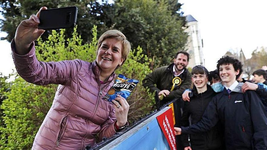 Sturgeon es fa una foto amb simpatitzants
