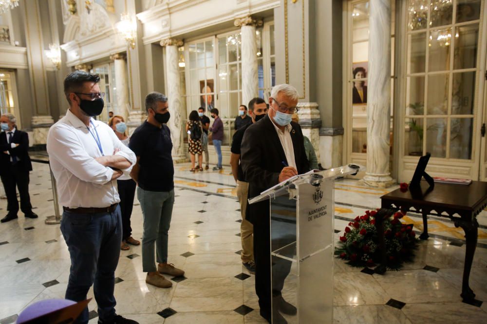 Firma del libro de condolencias por la muerte de Ramón Vilar