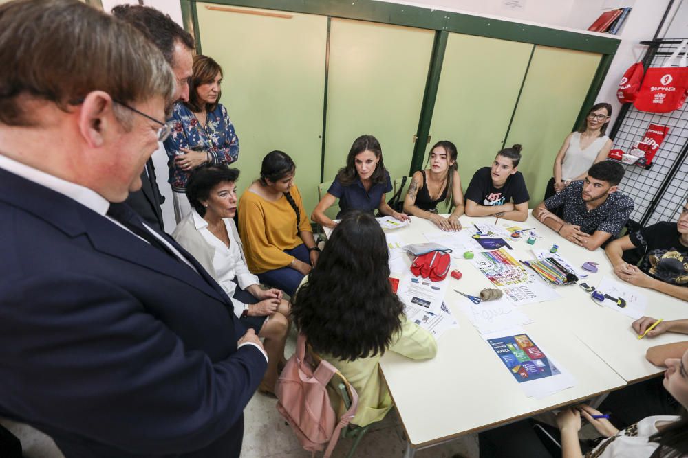 La Reina Letizia visita el IES Severo Ochoa de Elche.