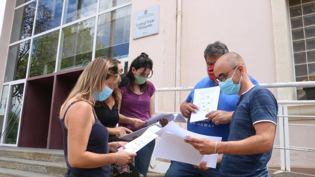 Pares i mares de diverses escoles de la Garrotxa i representants de les AFA de Malagrida i Pla de Dalt davant del centre