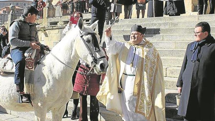 LAS MASCOtas reciben la bendición