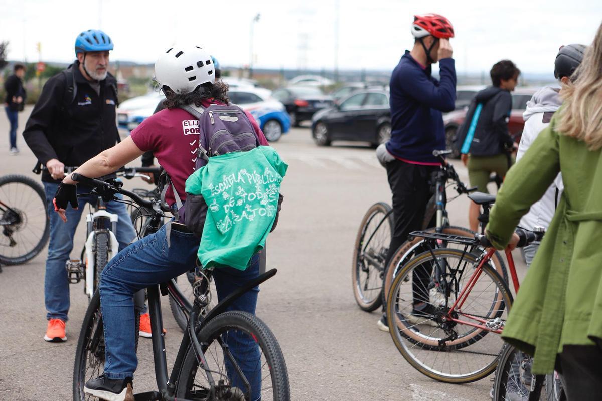 Bicicletada desde el IES Ítaca para reclamar seguridad jurídica para los profesores en las salidas extraescolares.