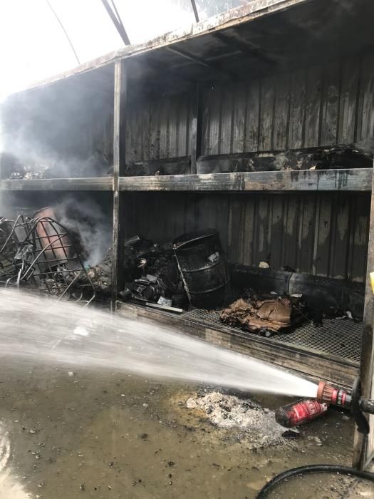 Incendio junto al taller de Renfe en Los Prados