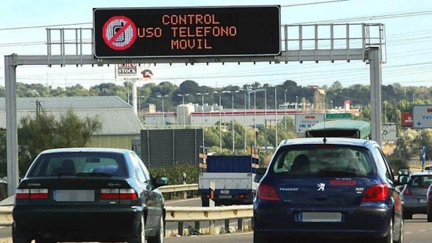 Un panel de Tráfico advierte de un control contra el uso del teléfono al volante.