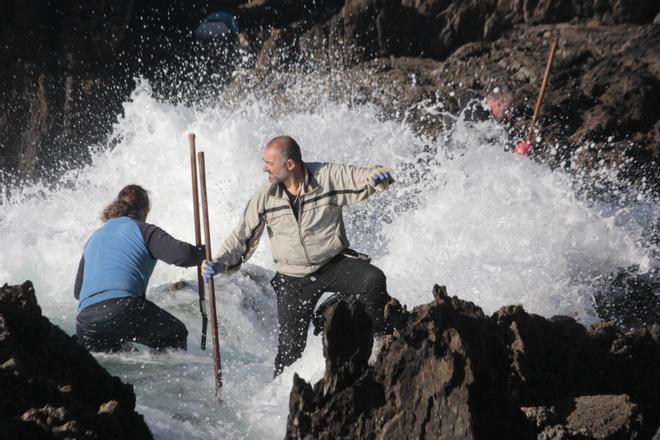 Percebeiros, ayer por la tarde, en las rompientes de la Costa da Vela