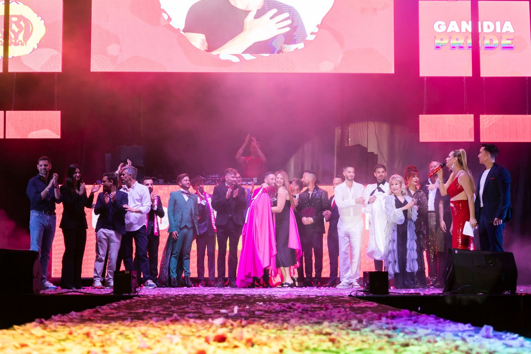Gala y desfile Mr. Gay en la playa de Gandia