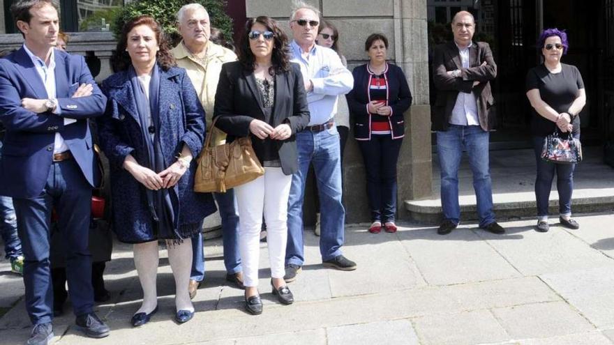 En el minuto de silencio ante el consistorio estuvieron los concejales del PP y del PSOE. A la derecha, la dimitida Susana Camiño. // Noé Parga