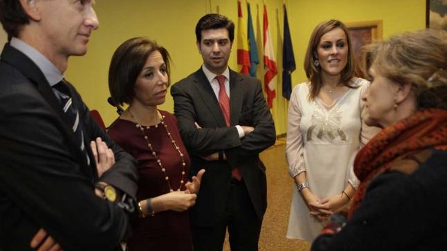 Por la izquierda, Javier García Román, inspector jefe de la Agencia Tributaria de Gijón; Ángeles Fernández-Ahuja; César Nozal, coordinador de Asocias; Katia Domingo, presidenta de Asocias, y María Luisa Carcedo.