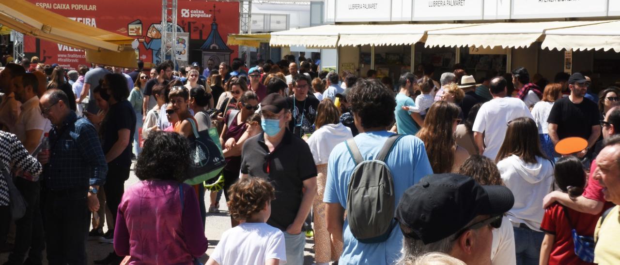 Los asistentes a la Fira del Llibre este fin de semana.