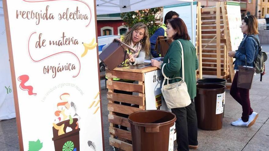 Los vecinos reciben explicaciones sobre la recogida de residuos orgánicos en la plaza de La Baragaña.