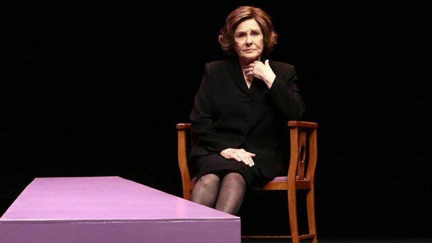 Lola Herrera y otras batallas de los actores contra el móvil en el teatro