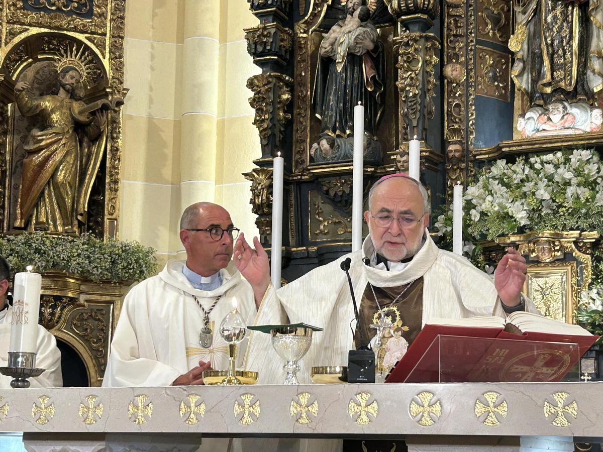 EN IMÁGENES: La Virgen del Carmen se sumergen en las aguas del Cantábrico en Salinas