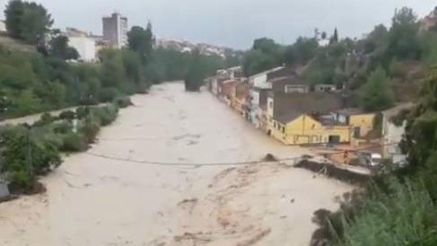 Desbordaments de rius i múltiples destrosses a València per les fortes pluges