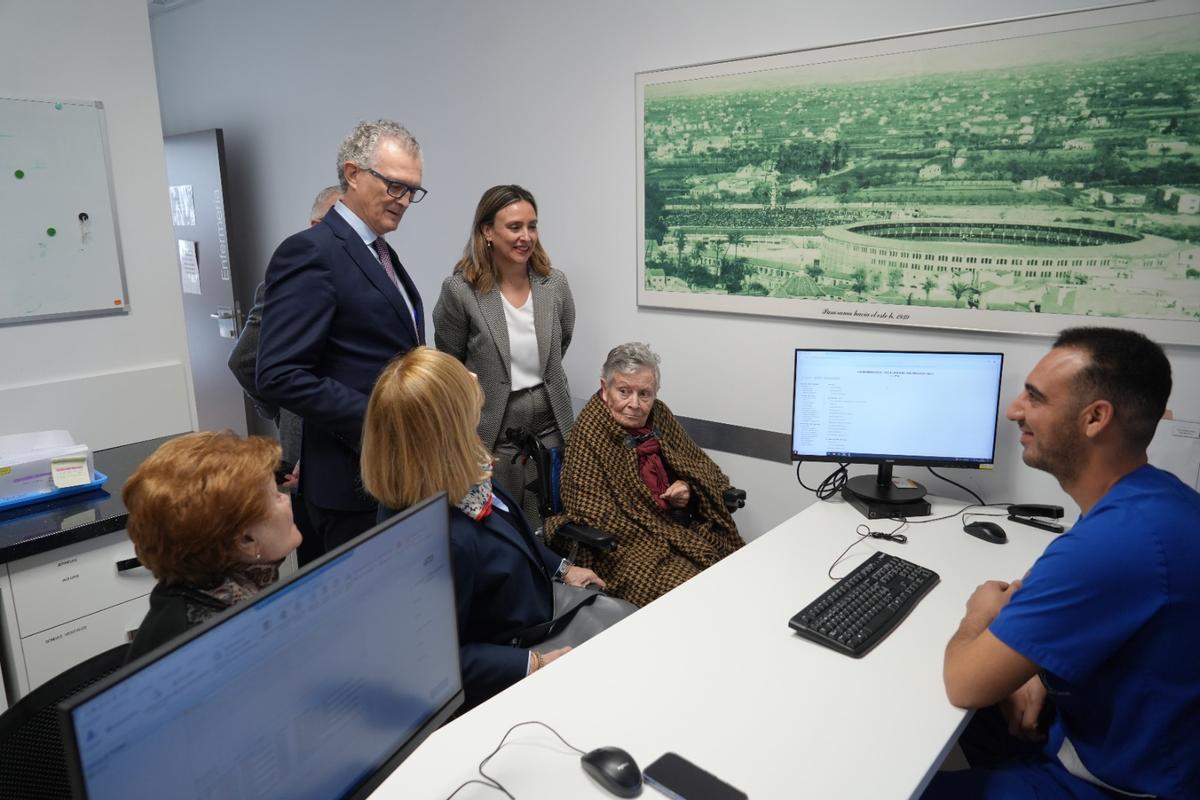 El consejero de Salud, Juan José Pedreño, y la consejera de Política Social, Conchita Ruiz, visitan una residencia.