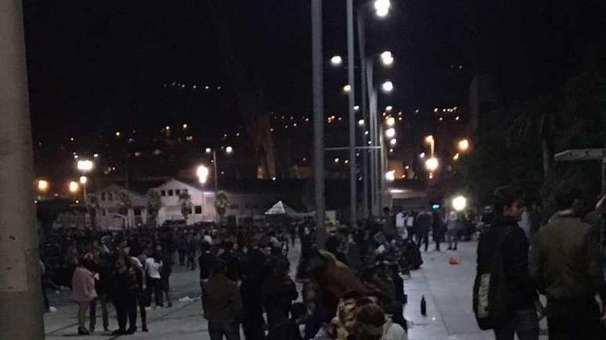 Jóvenes de botellón en el entorno del Náutico de Vigo. // FdeV