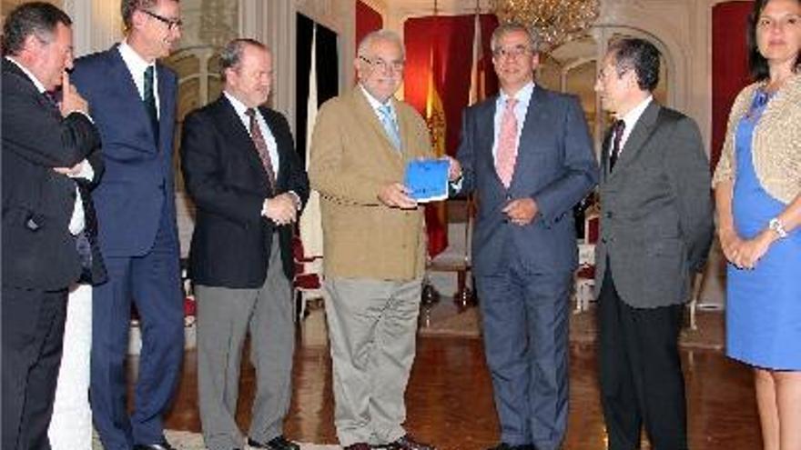 Cotino y el presidente del Consell Jurídic, Vicente Garrido, ayer con otros miembros de la Mesa.