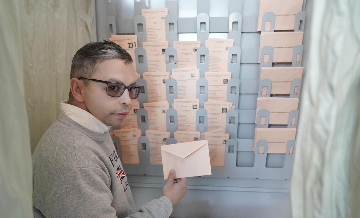 Ángel Lozano Ortega ejerce su derecho a voto.