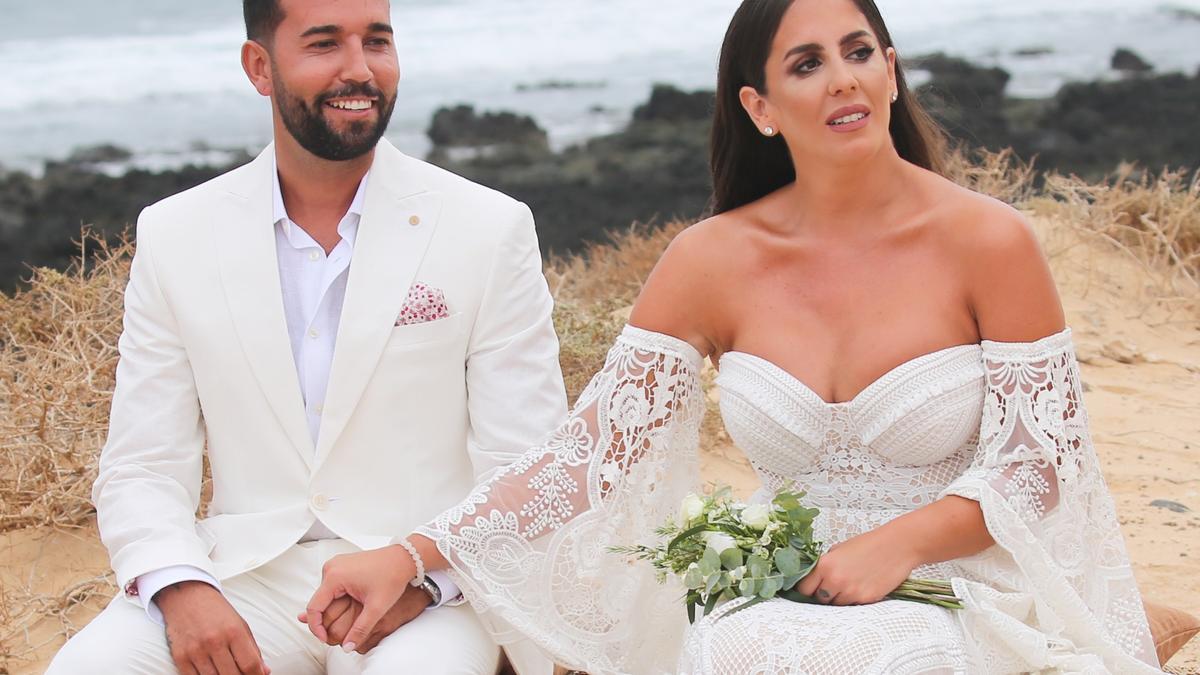 Omar Sánchez y Anabel Pantoja en Pedro Barba (La Graciosa) en la ceremonia de su boda.