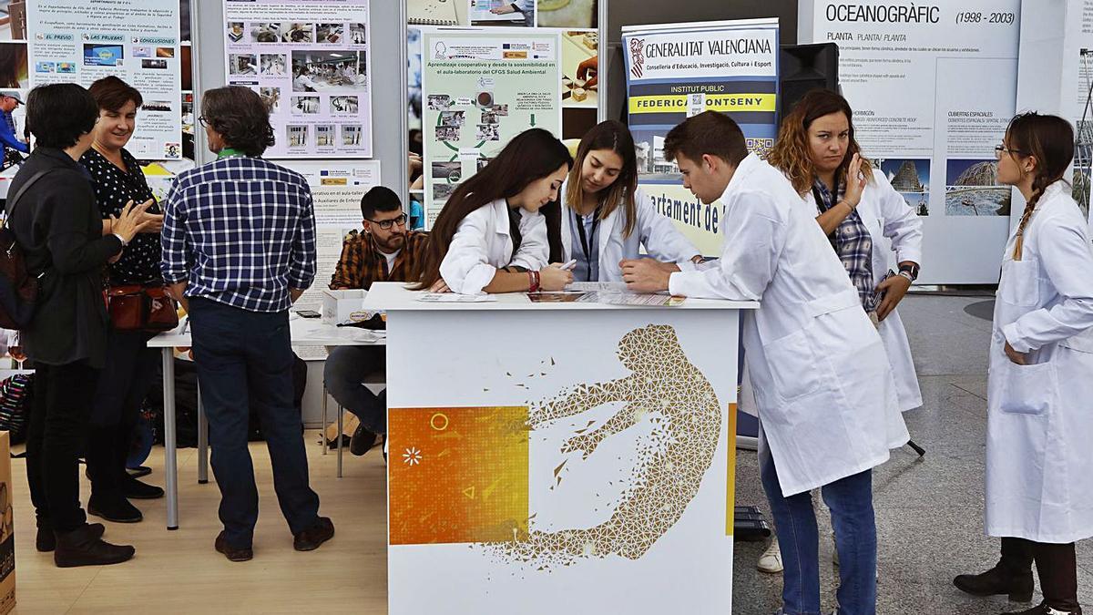 Estudiantes de laboratorio, en una feria para promocionar la FP, en 2018. | MIGUEL ÁNGEL MONTESINOS